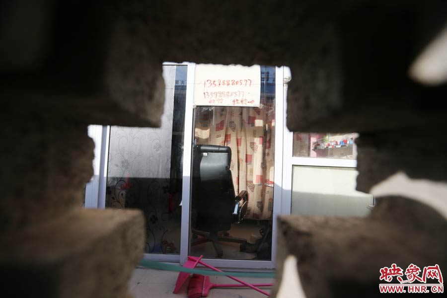 透過墻上的格子，可以看到里面的一切。