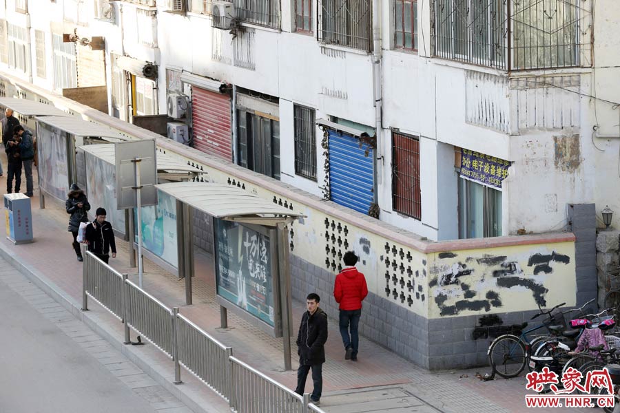 圍墻外是一處公交站牌。