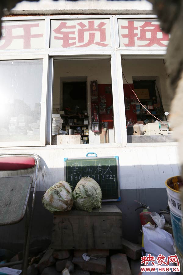 一家開鎖的商戶掛了一個牌子，上面寫著“里面有人”，提醒市民這里正常營業(yè)。