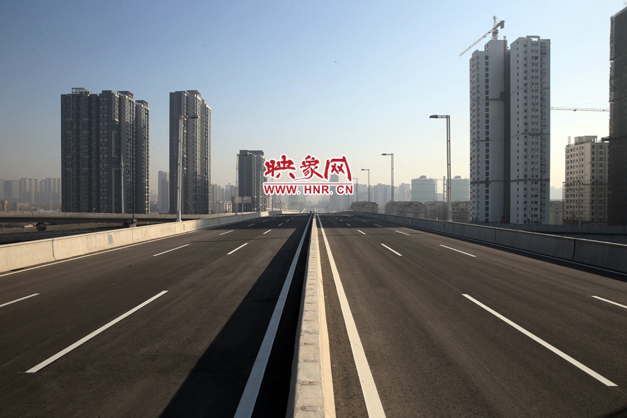 隴海高架過(guò)西三環(huán)進(jìn)入市區(qū)。