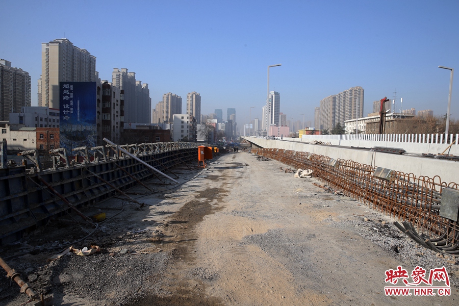 由西向東方向，嵩山南路出口以東，仍在緊張施工中。