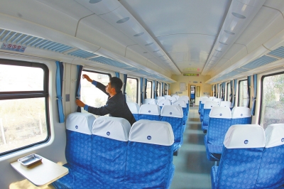 硬座車廂 藍(lán)色座套，清清爽爽。