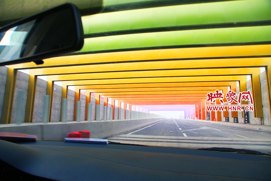 出隧道光線變化由暗到明。