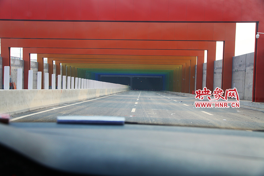 進隧道時，由明到暗。