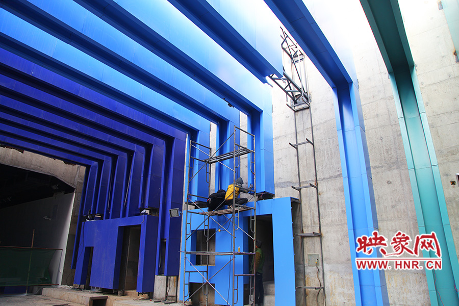 工人還在緊張施工。