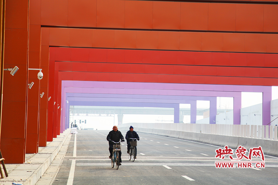 兩位老人騎自行車通過。