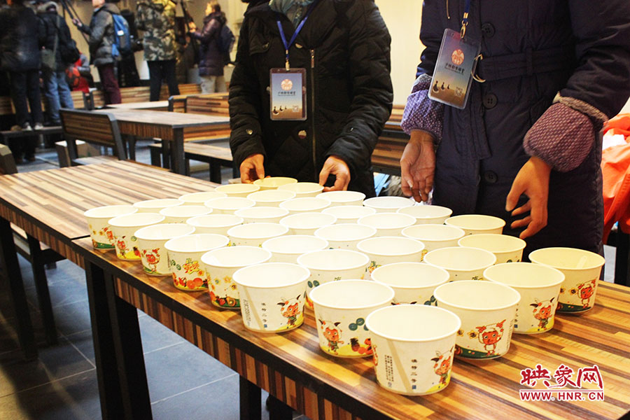 施粥人員準(zhǔn)備了一次性飯盒，方便市民攜帶。