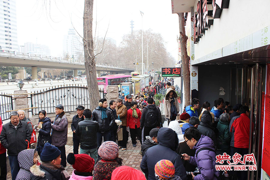 施粥現(xiàn)場排起近百米長隊。