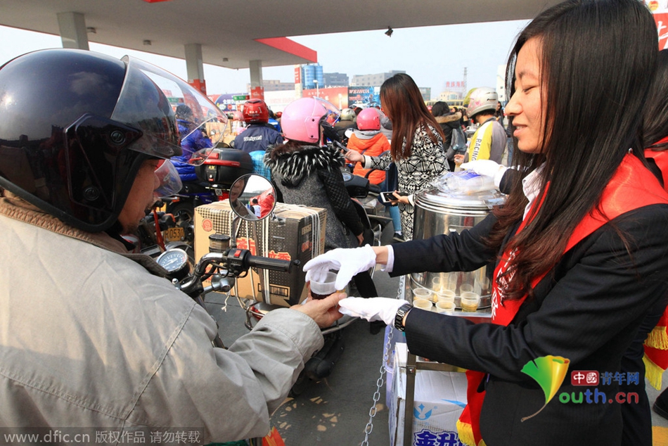 2015年2月10日，廣東佛山，順德龍山加油站為返鄉(xiāng)摩托車免費加油。