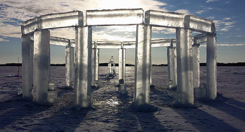 5名美國人制造冰柱版巨石陣。（網(wǎng)頁截圖）