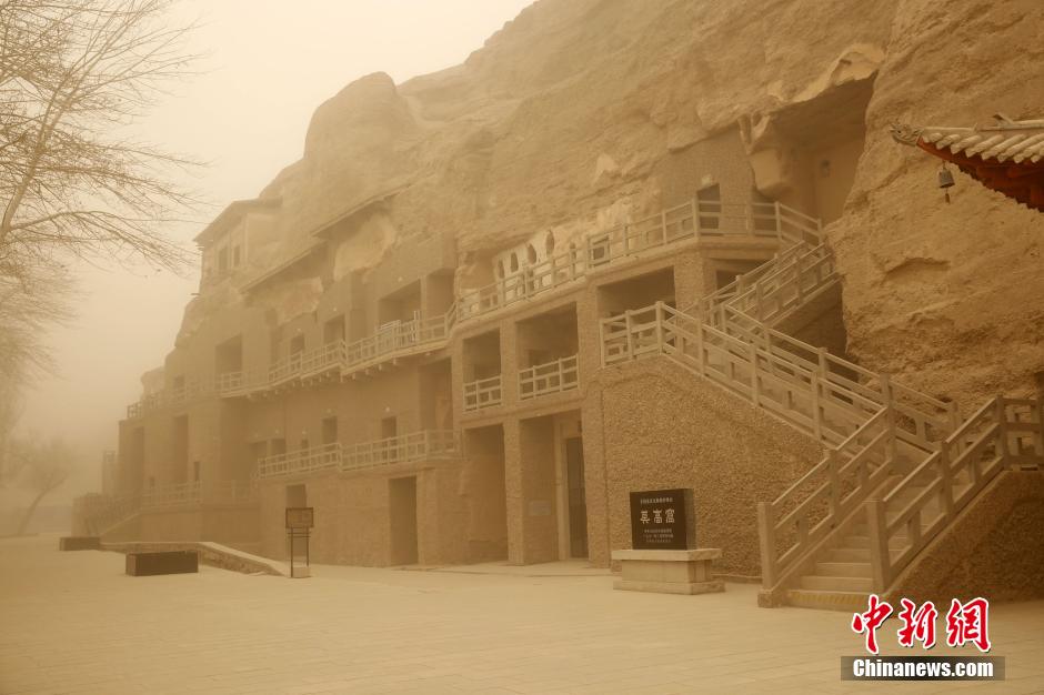 甘肅敦煌遭遇強(qiáng)沙塵暴天氣 黃沙遮天蔽日 甘肅敦煌遭遇強(qiáng)沙塵暴天氣 黃沙遮天蔽日