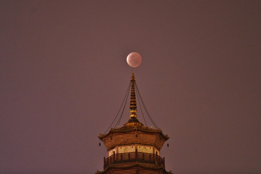 4月4日，廣東省廣州市，月全食與赤崗塔。（二次曝光）石榴/CFP