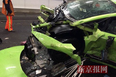 一輛蘭博基尼與一輛法拉利發(fā)生事故，現(xiàn)場狀況慘烈