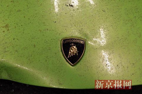 一輛蘭博基尼與一輛法拉利發(fā)生事故，現(xiàn)場狀況慘烈