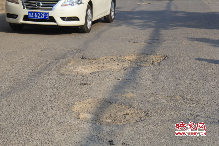 天明路上汽車(chē)?yán)@坑而行