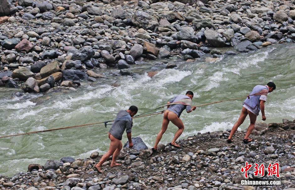 圖為原始古樸的纖夫拉纖。