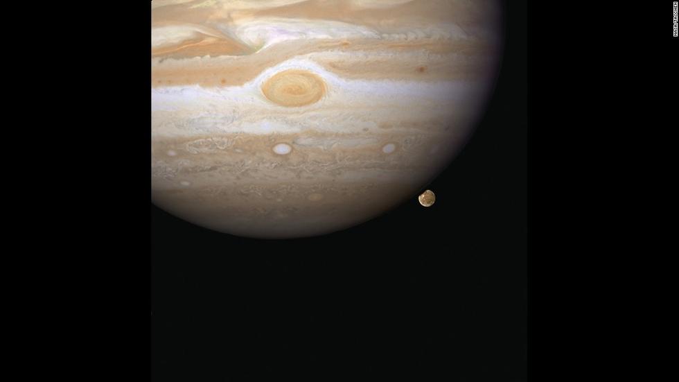 位于地球大氣層外的哈勃望遠(yuǎn)鏡能給人類來更清楚的太空圖像。