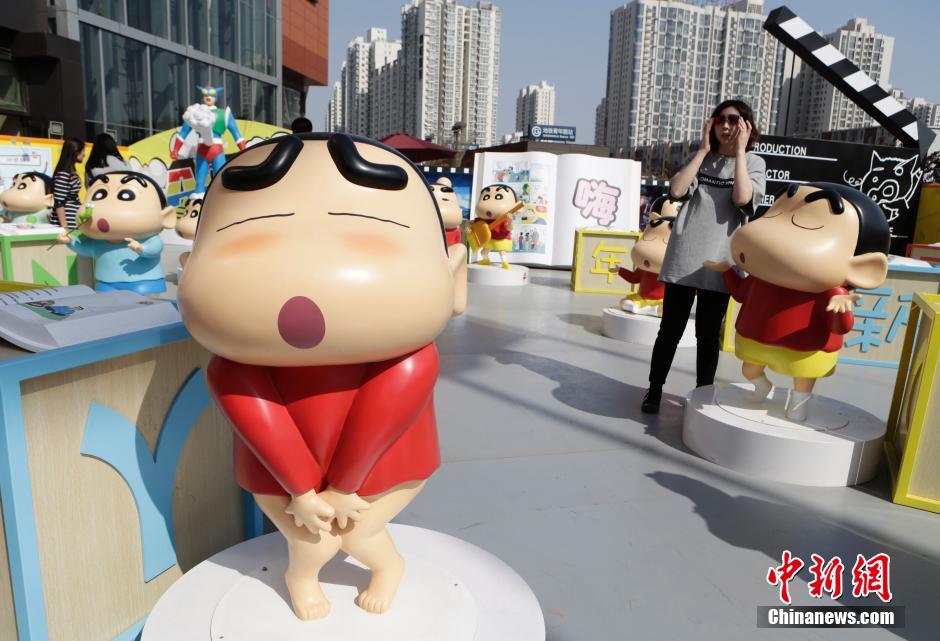 4月22日，游客參觀蠟筆小新特展?！跋灩P小新25周年紀(jì)念特展”日前在北京開(kāi)展