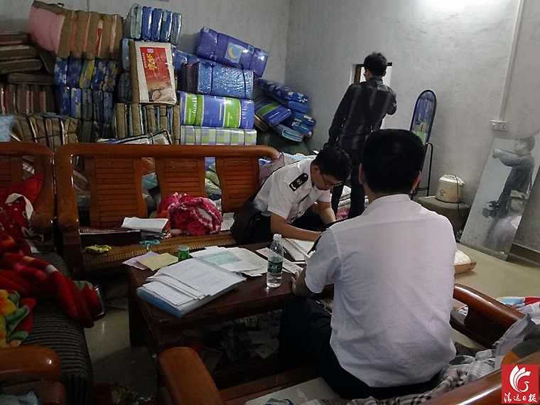 執(zhí)法人員對“黑心棉”窩點進行登記取證。