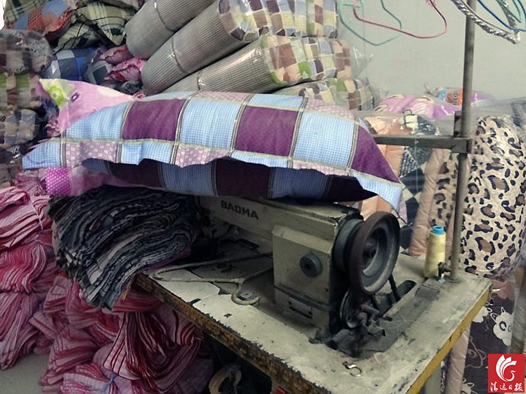 作坊一角。執(zhí)法人員稱，該作坊利用廢舊棉花和劣質(zhì)絮用纖維進行違法加工。