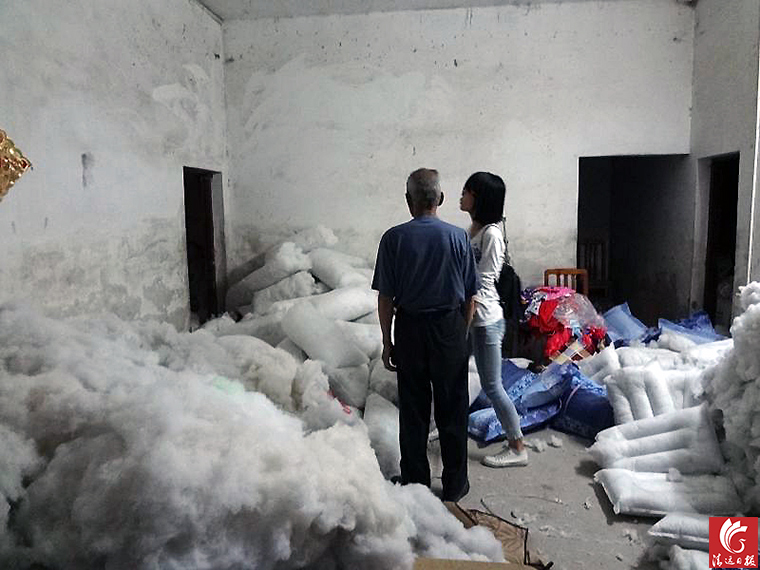 “黑心棉”堆滿了房間的每個角落。