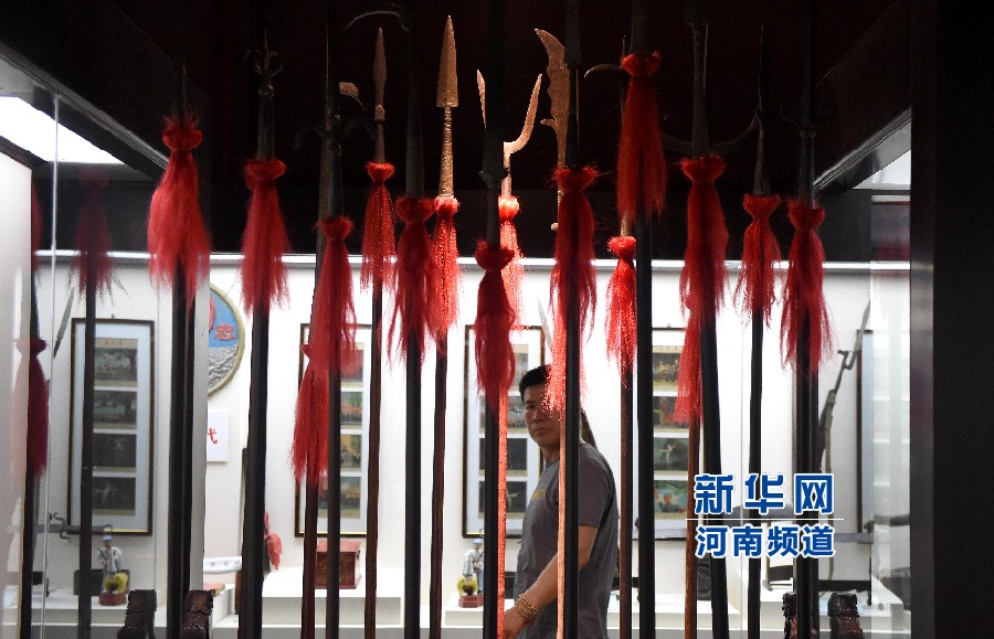 4月26日，參觀者在兵器展覽館內(nèi)參觀。