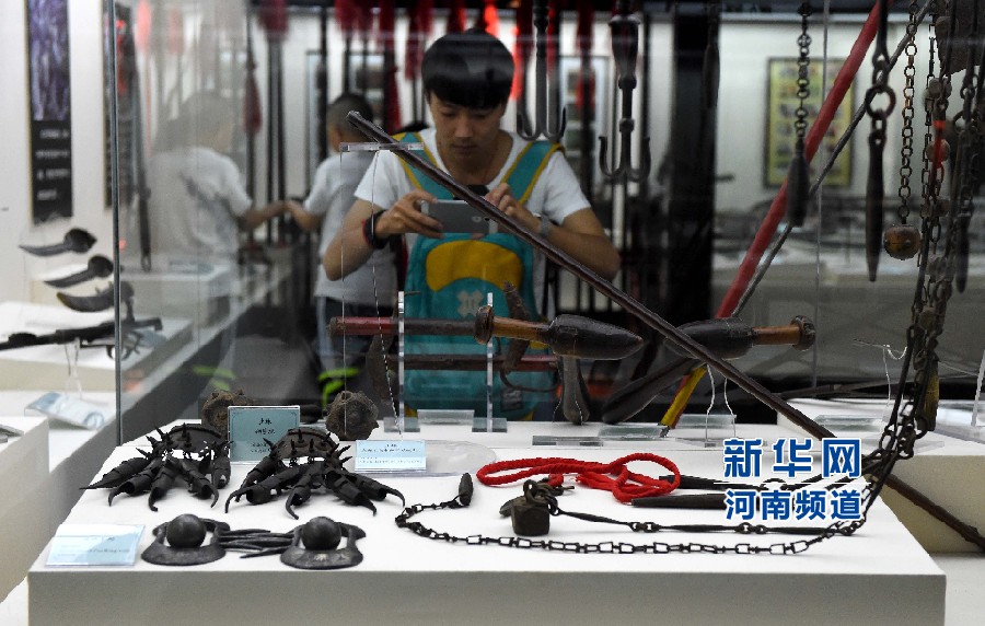 4月26日，參觀者在兵器展覽館內(nèi)拍攝展品。