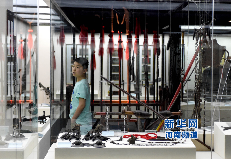 4月26日，參觀者在兵器展覽館內(nèi)參觀。