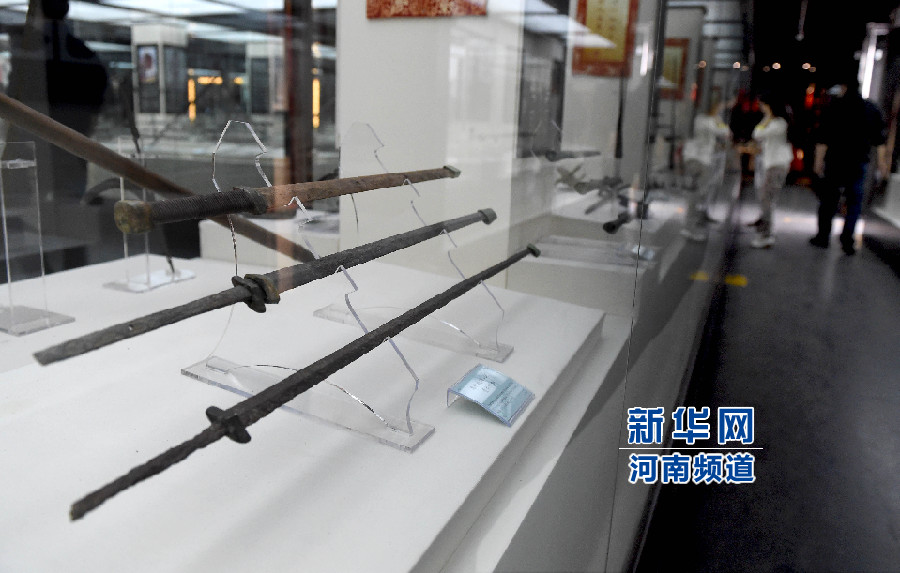 4月26日，參觀者在兵器展覽館內(nèi)參觀。