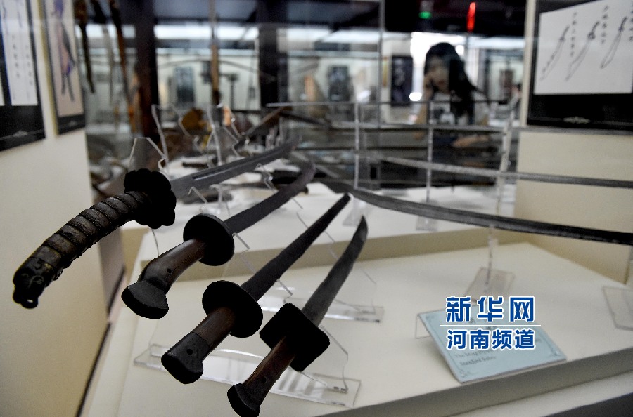 4月26日，參觀者在兵器展覽館內(nèi)參觀。