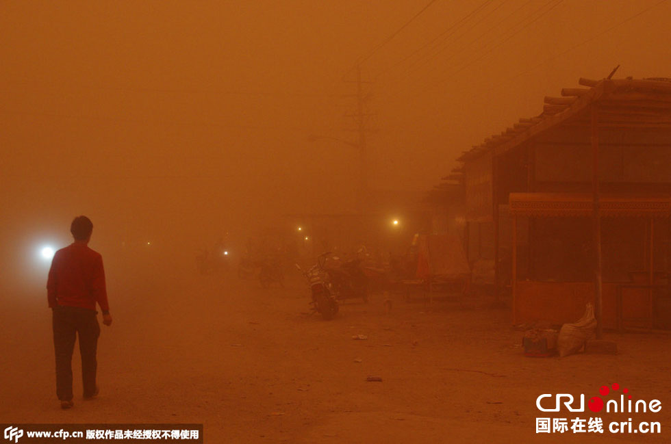 巴扎上的車輛紛紛打開車燈。