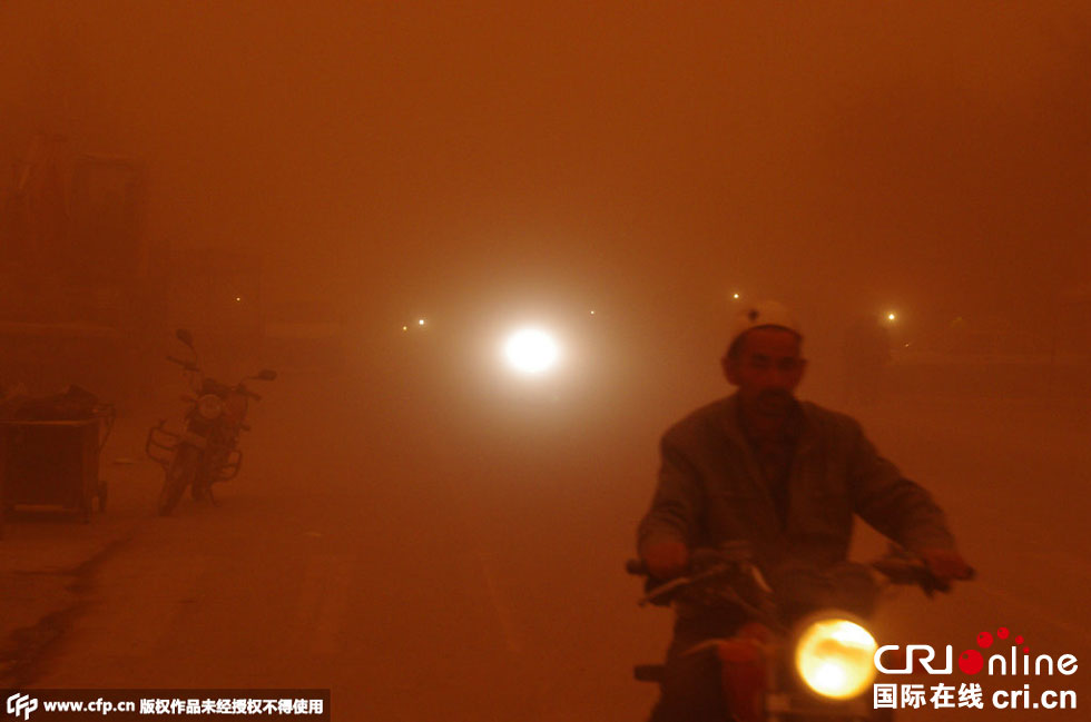 巴扎上的行人紛紛回家?！D片來源：CFP