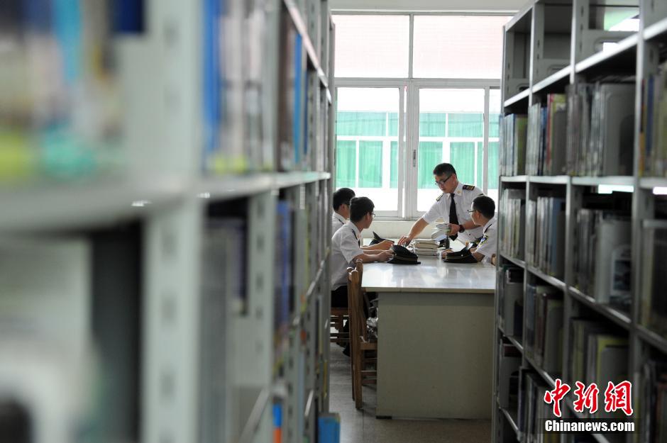 5月8日，武漢輕工大學保安吳濤、江力、黃凱、萬文杰在圖書館學習中。中新社發(fā) 張暢 攝