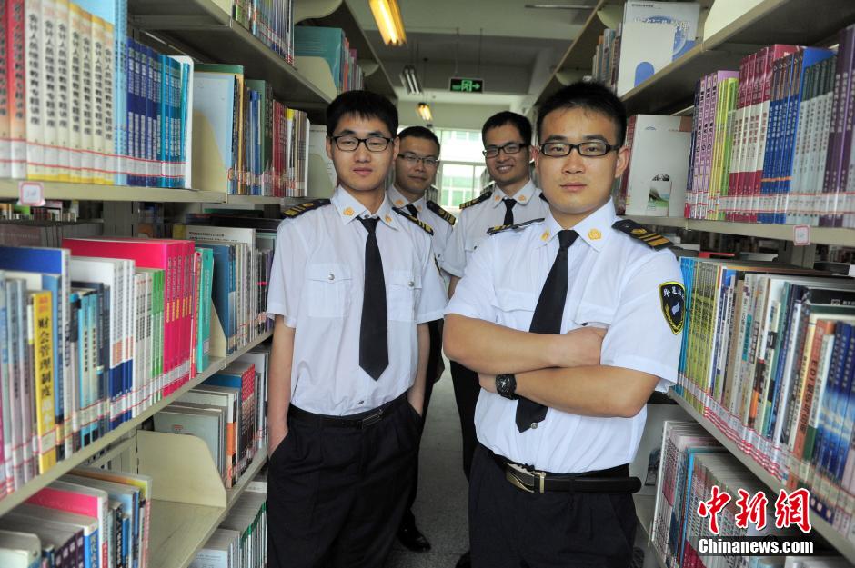 　5月8日，武漢輕工大學圖書館保安吳濤、江力、黃凱、萬文杰。中新社發(fā) 張暢 攝