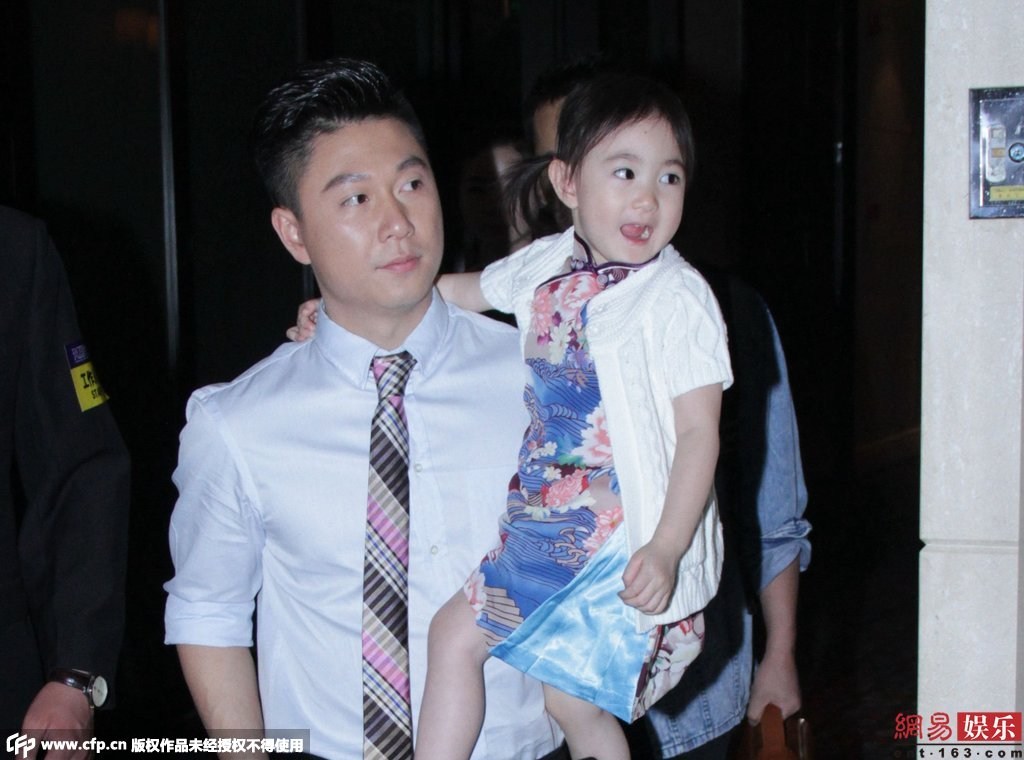 女兒奧莉身穿花旗袍配白色外套，還不停做表情賣萌搶鏡。