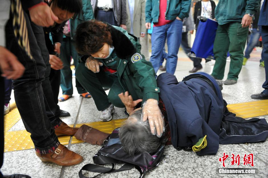 74歲老太地鐵站臺(tái)摔倒稱(chēng)“有老保，不訛人”