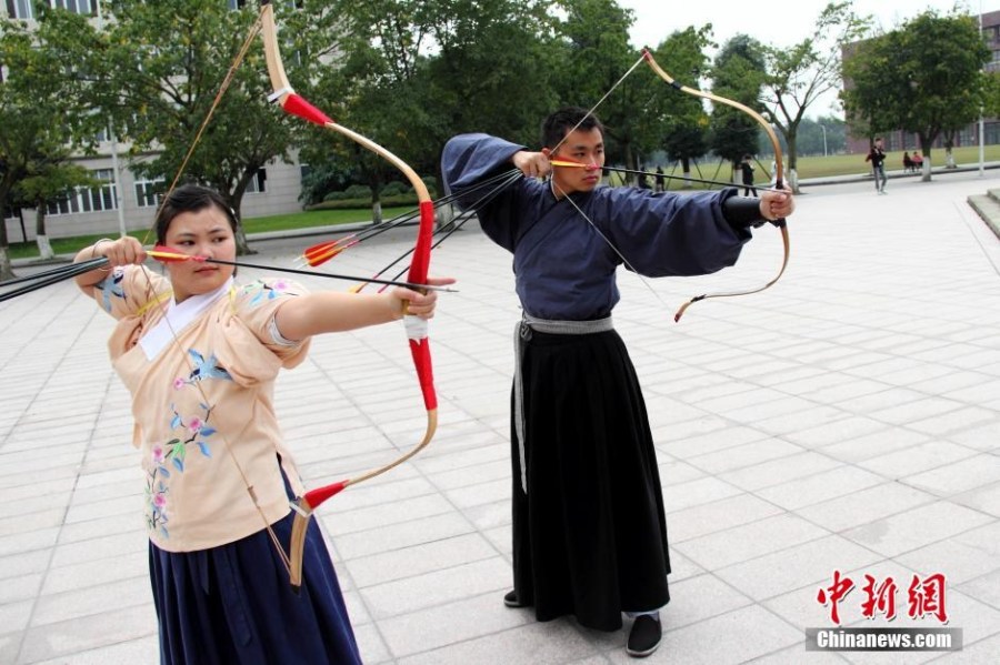 圖為課余練習(xí)射箭的“神雕俠侶”胡雅潔和胡默齋。