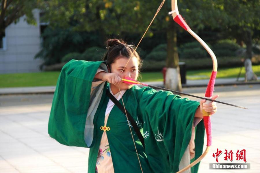 練習(xí)射箭的胡雅潔。