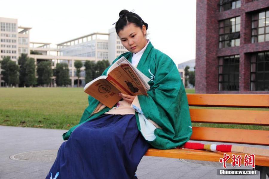 穿漢服在校園讀書的胡雅潔。
