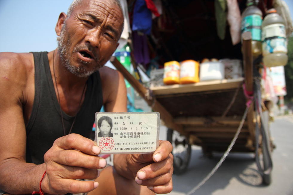 山東花甲老人為尋妻 拉“房車(chē)”四海為家