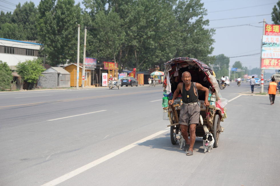 山東花甲老人為尋妻 拉“房車(chē)”四海為家