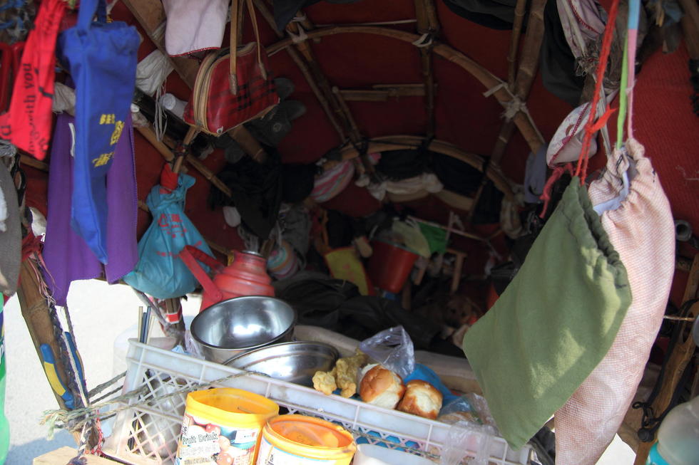 山東花甲老人為尋妻 拉“房車(chē)”四海為家