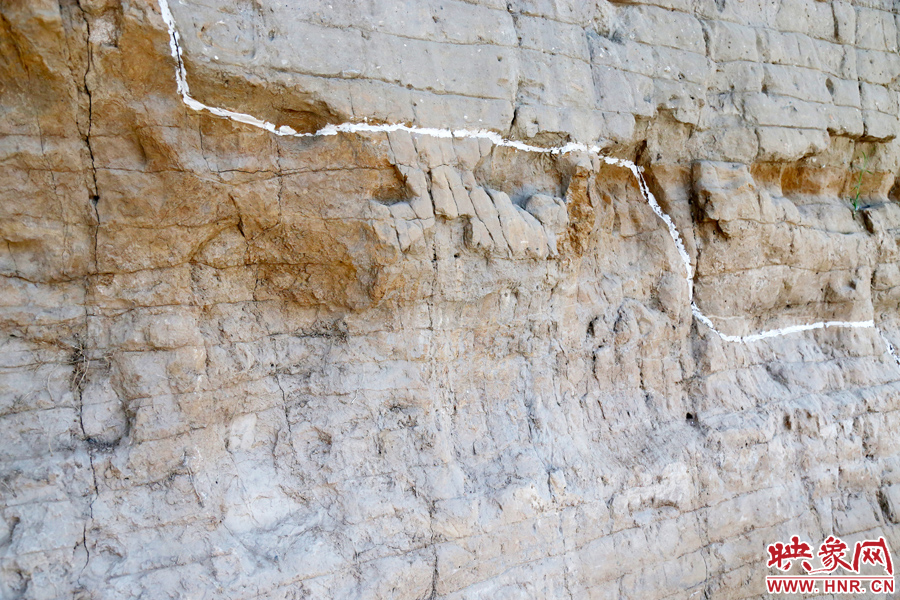 待工程開放后，游客走進(jìn)城墻內(nèi)部，可以看到商代的紅色夯土層、戰(zhàn)國時(shí)期的白色夯土層。