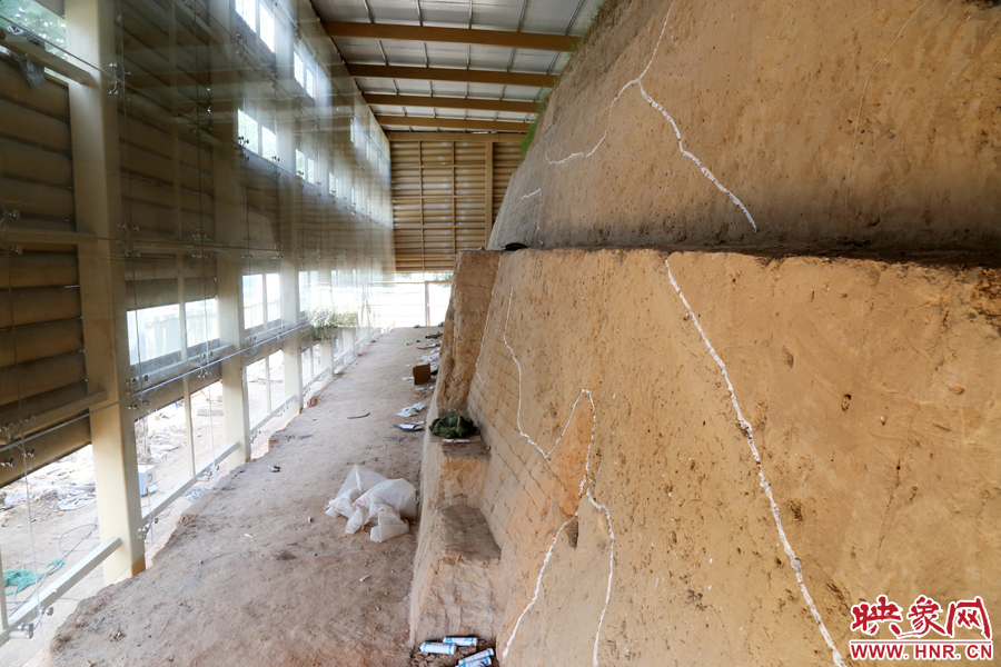 按照最初的設(shè)計(jì)，東側(cè)城墻內(nèi)規(guī)劃有一個(gè)1~2米寬的小展廳。