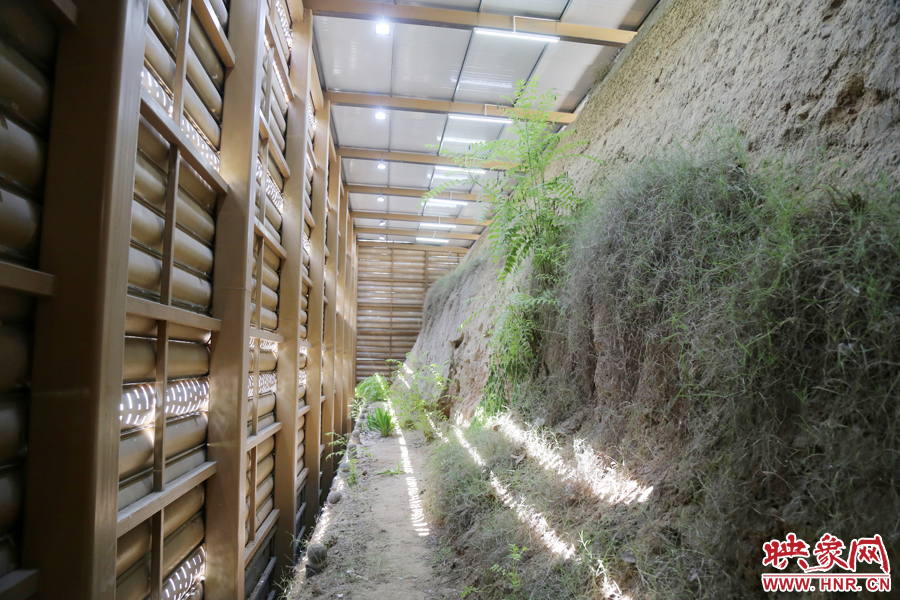 鄭州市商城遺址保護(hù)管理處對該節(jié)點(diǎn)1700米城垣兩側(cè)斷面遺址進(jìn)行保護(hù)性設(shè)施建設(shè)。