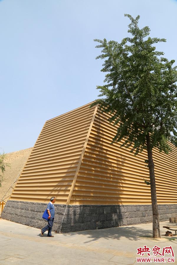 一名路人從“土豪金”保護(hù)殼前經(jīng)過。