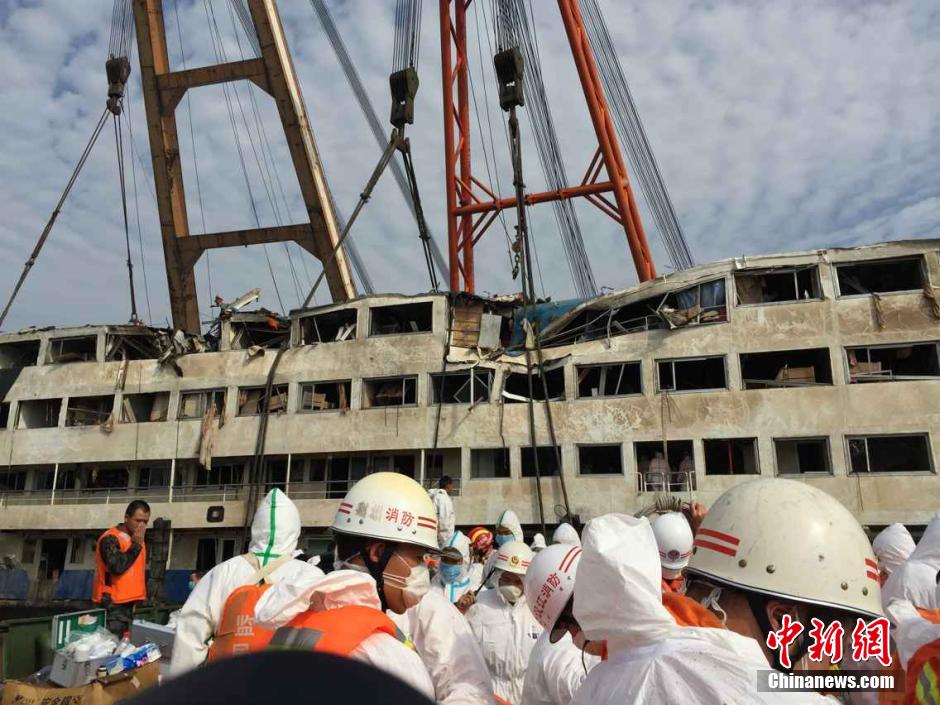 消防官兵進入“東方之星”艙內(nèi)進行破拆和搜救 消防官兵進入“東方之星”艙內(nèi)進行破拆和搜救