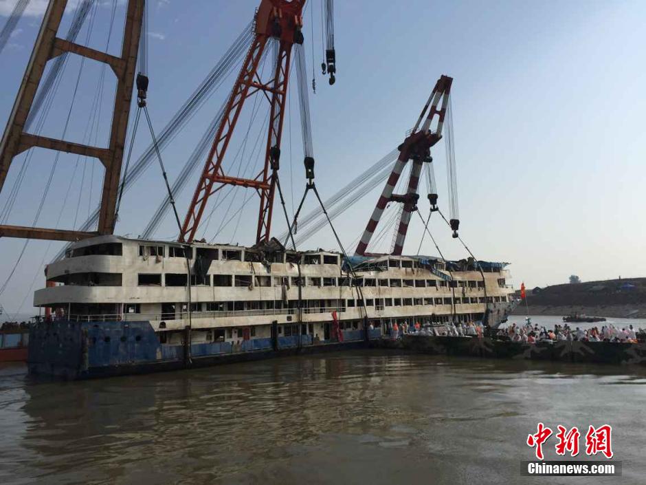 消防官兵進入“東方之星”艙內(nèi)進行破拆和搜救 消防官兵進入“東方之星”艙內(nèi)進行破拆和搜救