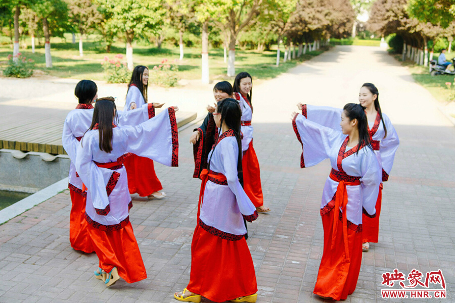 走遍校園的每個角落，只為你能盡可能將有關(guān)的記憶都帶走。