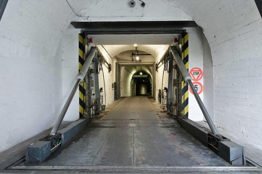 圖為地堡內(nèi)的通道，皆配備攝像頭。